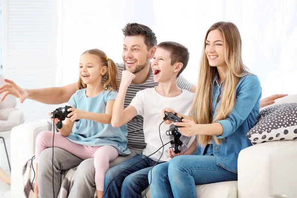快乐的家庭在家里玩电子游戏 — 图库照片