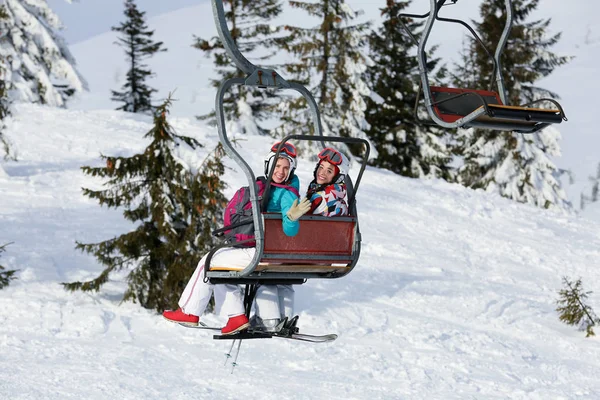 Mulheres Felizes Teleférico Resort Neve Férias Inverno — Fotografia de Stock