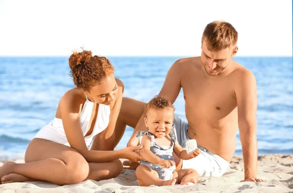 Szczęśliwa Rodzina Grając Beach Resort — Zdjęcie stockowe