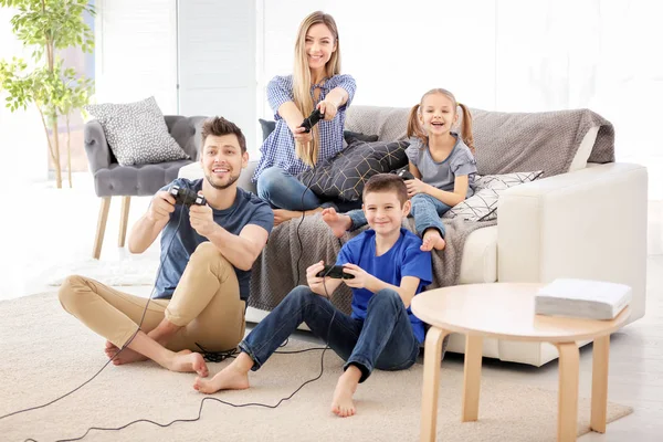 Família Feliz Jogando Jogos Vídeo Casa — Fotografia de Stock