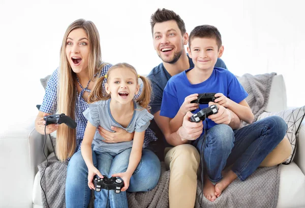 Família Feliz Jogando Jogos Vídeo Casa — Fotografia de Stock