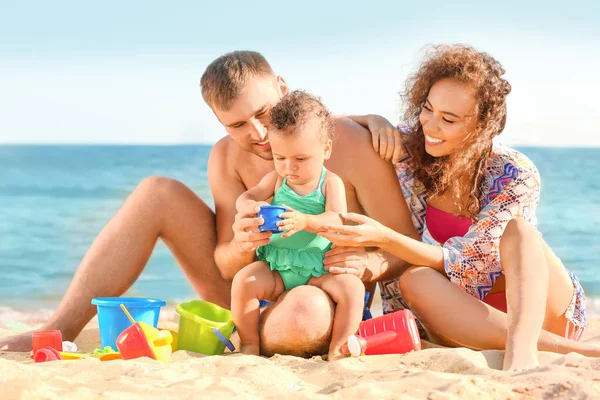 Šťastná Rodina Hraje Písek Hračky Pláži Dohromady — Stock fotografie