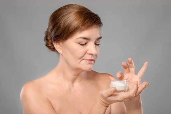 Retrato Hermosa Mujer Madura Con Tarro Crema Sobre Fondo Gris — Foto de Stock