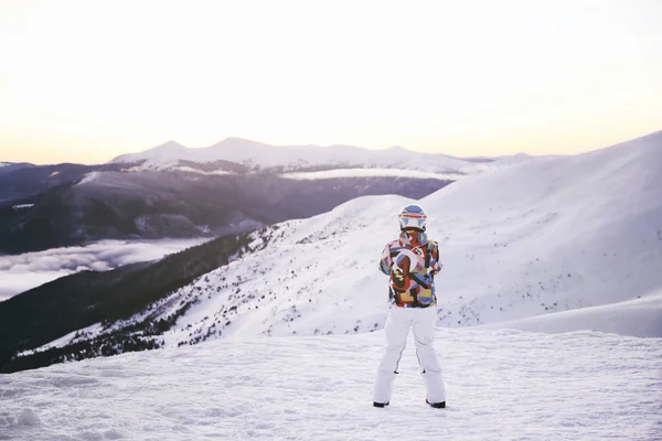 Mulher Apreciando Beleza Resort Montanha Nevado Férias Inverno — Fotografia de Stock