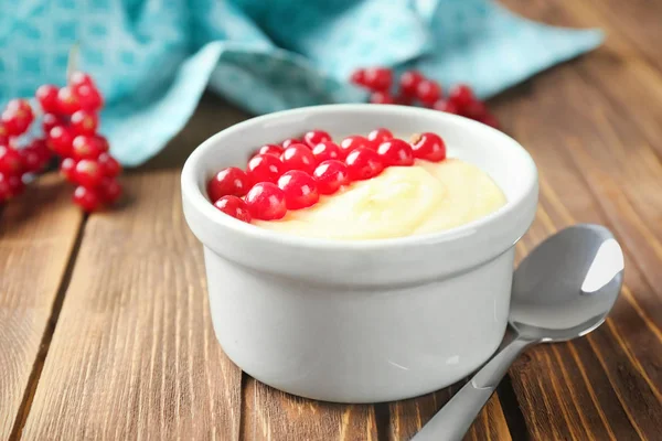 Sabroso Pudín Vainilla Con Grosella Roja Ramekin Sobre Mesa Madera —  Fotos de Stock