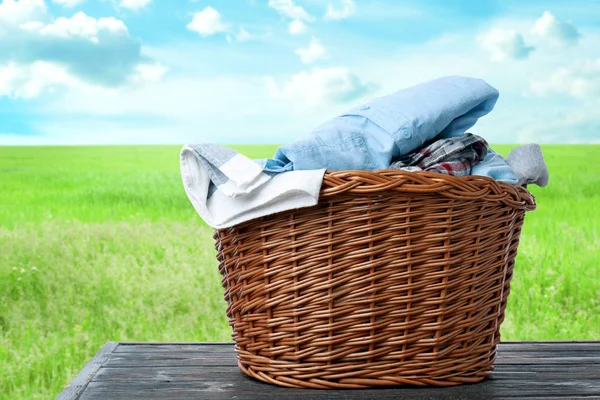 Basket Laundry Table Outdoors — Stock Photo, Image