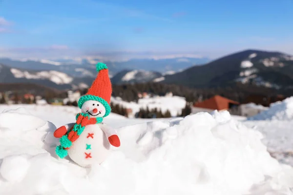 Zabawka Bałwana Mountain Resort Słoneczny Mroźny Dzień Ferie Zimowe — Zdjęcie stockowe