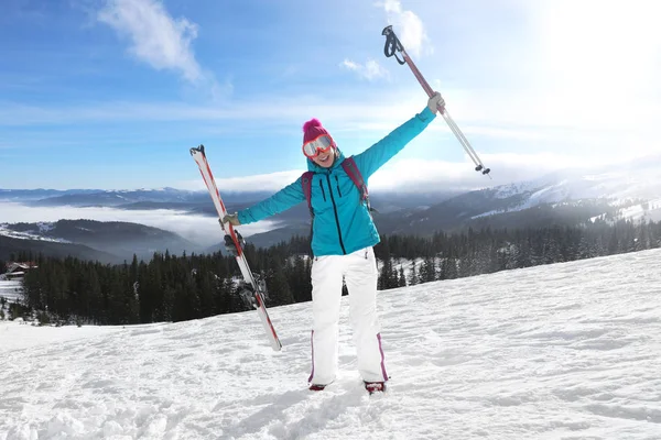 Щаслива Жінка Лижному Трасі Сніжному Курорті Зимові Канікули — стокове фото