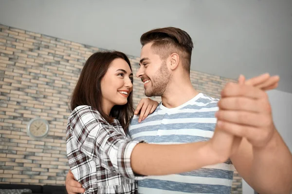 Belo Jovem Casal Dançando Dentro Casa — Fotografia de Stock