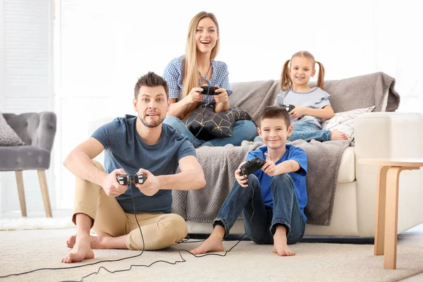 Ευτυχισμένη Οικογένεια Που Παίζει Βιντεοπαιχνίδια Στο Σπίτι — Φωτογραφία Αρχείου