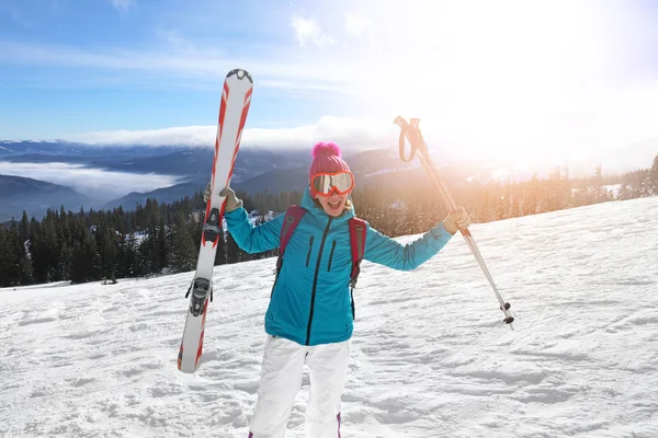 Karlı Resort Kayak pist üzerinde mutlu bir kadın. Kış tatili