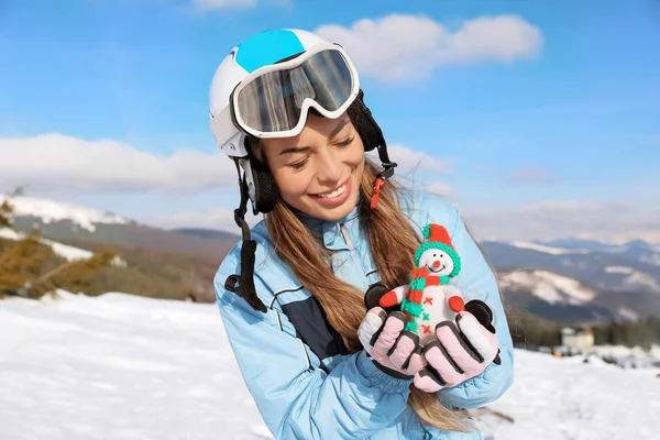 Счастливая Женщина Снеговиком Горнолыжном Курорте Зимние Каникулы — стоковое фото