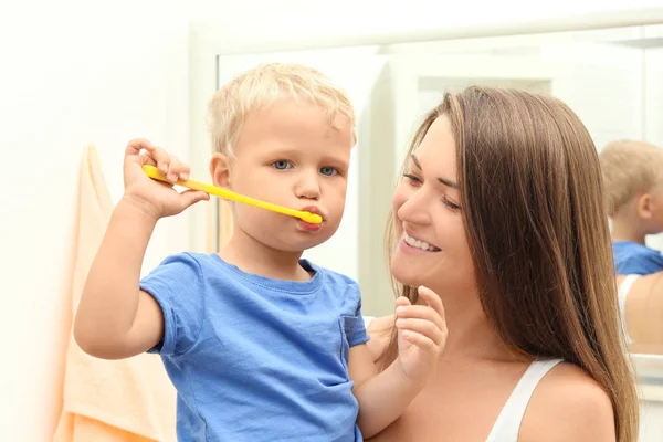 Mutter Bringt Ihrem Kind Bei Wie Man Zähne Putzt — Stockfoto