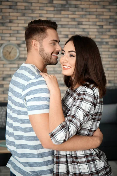 Hermosa Pareja Joven Bailando Interiores — Foto de Stock