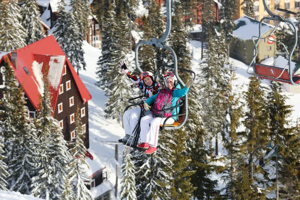 Glada Kvinnor Skidlift Snöiga Resort Vintersemester — Stockfoto