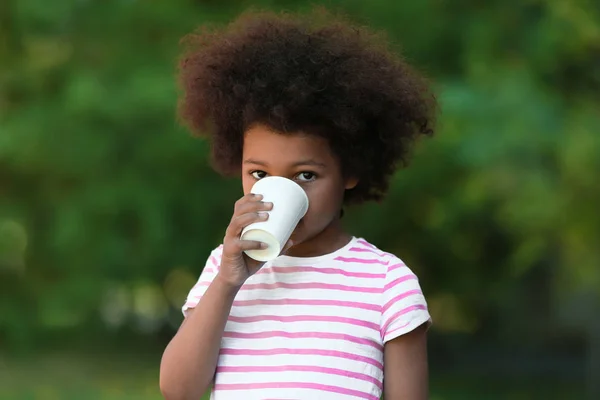 Criança Afro Americana Beber Água Livre Conceito Escassez Água — Fotografia de Stock