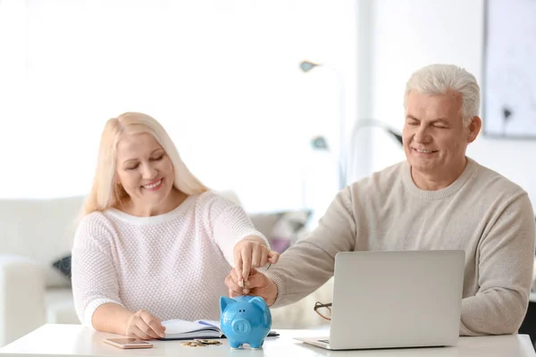 Ouder Paar Munt Ingebruikneming Piggy Bank Thuis Denken Pensioenregeling — Stockfoto