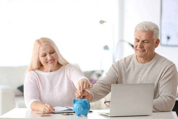 Älteres Paar Legt Münze Sparschwein Hause Nachdenken Über Altersvorsorge — Stockfoto