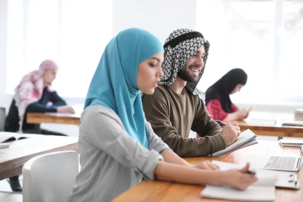 Mannelijke Student Zijn Moslim Klasgenoot Met Laptop Bibliotheek — Stockfoto