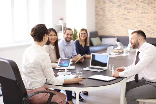 Gli Impiegati Dell Ufficio Riuniscono Sala Conferenze Negoziazione Finanziaria — Foto Stock