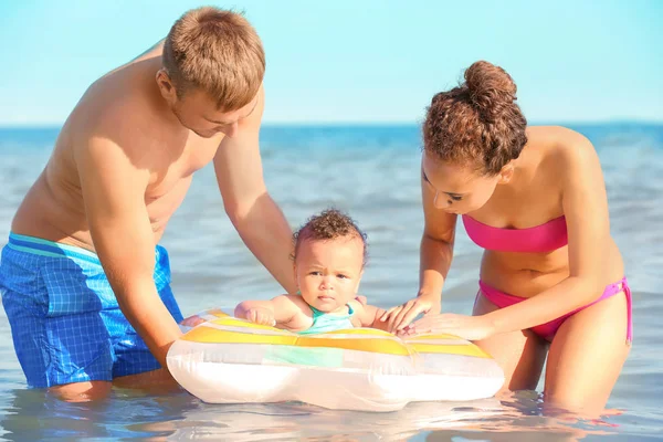 Familj Med Uppblåsbar Ring Havet Resort — Stockfoto