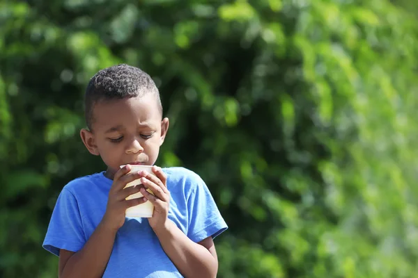 Menino Afro Americano Bonito Beber Água Copo Plástico Livre — Fotografia de Stock