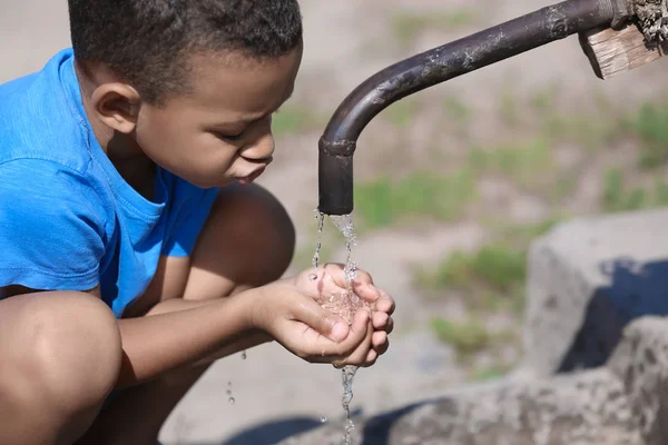 Afrikanischer Amerikanischer Junge Trinkt Wasser Aus Wasserhahn Freien — Stockfoto