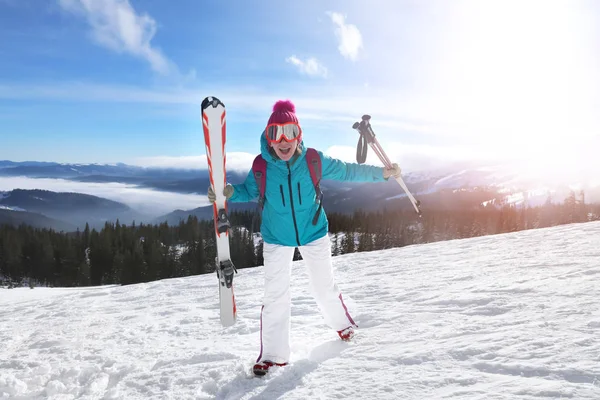 Ευτυχισμένη Γυναίκα Στις Σκι Πίστες Στο Χιονισμένο Θέρετρο Χειμερινές Διακοπές — Φωτογραφία Αρχείου
