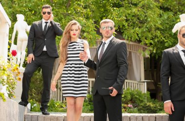 Genç ünlü korumaları ile 