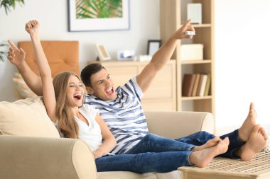 genç bir çift TV izleme  