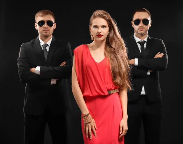 Famous celebrity with bodyguards — Stock Photo, Image