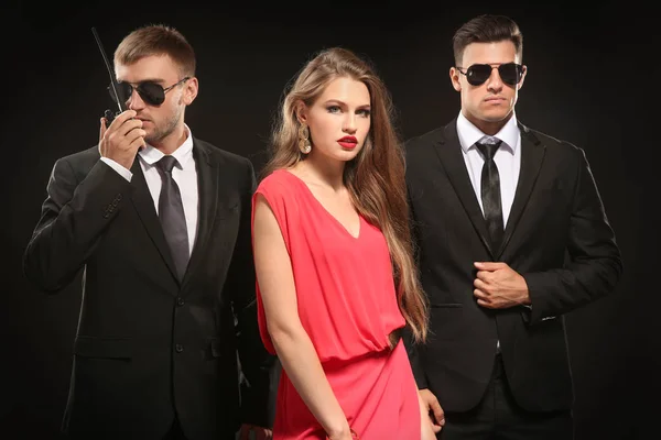 Famous celebrity with bodyguards — Stock Photo, Image