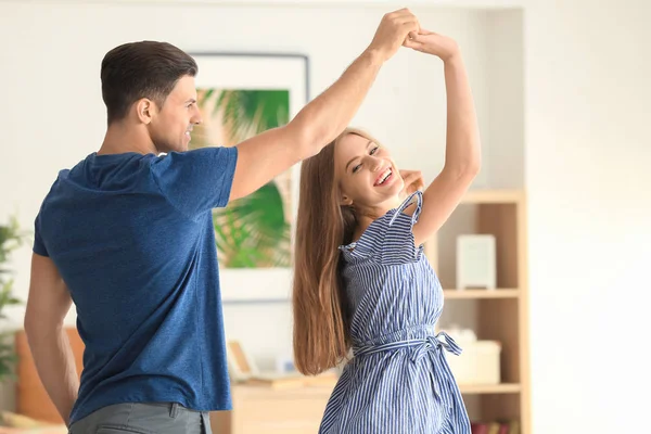 Paar tanzt zu Hause — Stockfoto