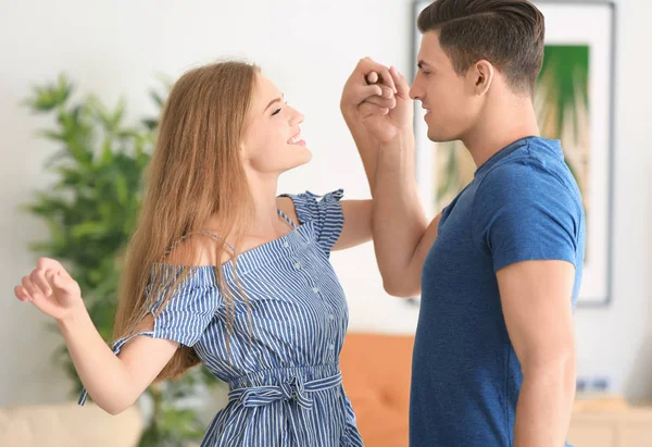 Pareja bailando en casa — Foto de Stock