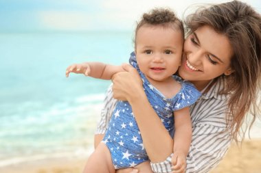 Anne ile kızı plajda