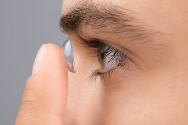 Koyarak Kontakt lens genç adam 
