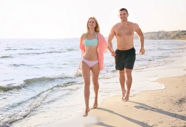 Kumsaldaki genç çift.