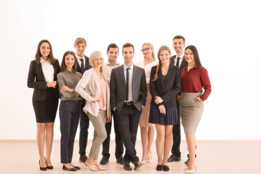 Birlikte hafif arka plan üzerinde duran insanlar. Birlik kavramı