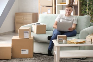 Genç adam parsel hazırlanıyor 