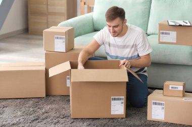 Genç adam parsel hazırlanıyor