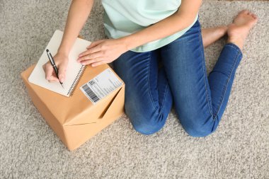 Parsel kat müşteriye sevk irsaliyesi hazırlama kadın