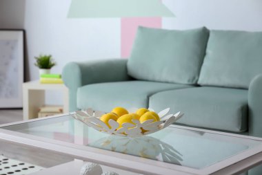 Dekoratif tabak rahat kanepe kapalı yakınındaki masada elma ile