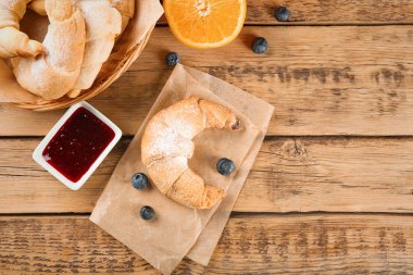 Lezzetli Hilal rulo ve reçel ahşap tablo