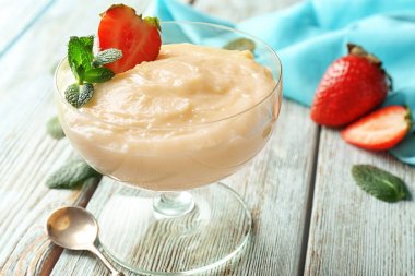 Vanilyalı puding ve çilek masada Komposto Kasesi