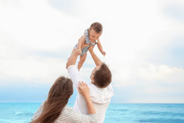 Couple with daughter on beach — Stock Photo, Image