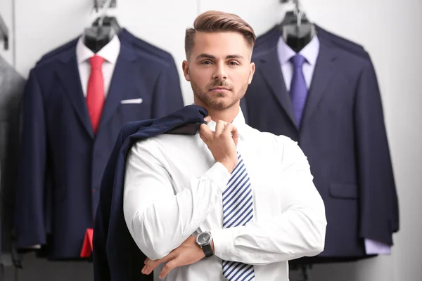 Hombre guapo en traje tienda — Foto de Stock