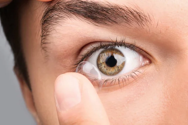 Jonge man brengen contactlens — Stockfoto