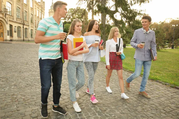 Jóvenes estudiantes caminando cerca de la universidad — Foto de Stock