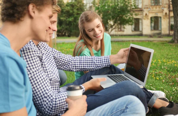 Jovens estudantes com laptop — Fotografia de Stock