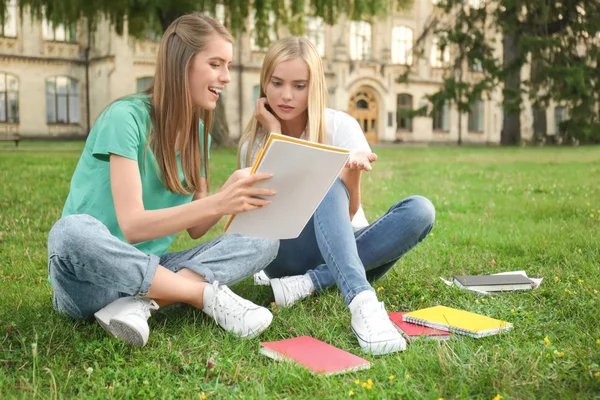 公園で座っている若い女子学生 — ストック写真